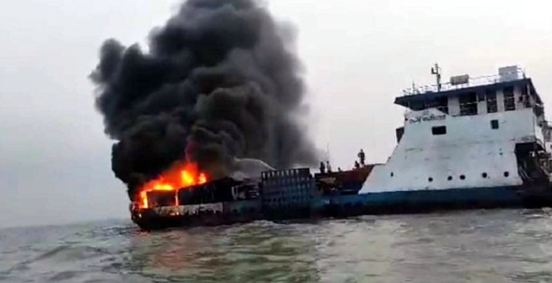 মেঘনায় নদীতে যানবাহন বোঝাই চলন্ত ফেরিতে আগুন
